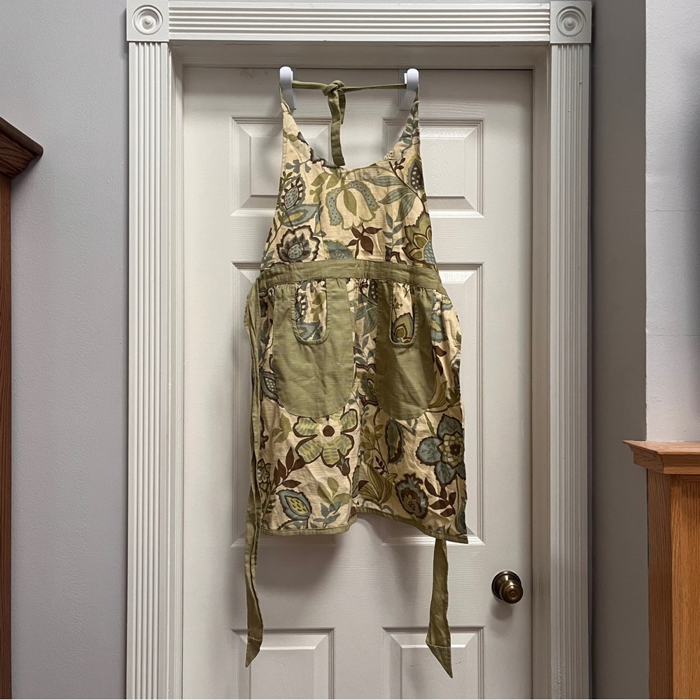 NEW! Floral Apron with Pockets